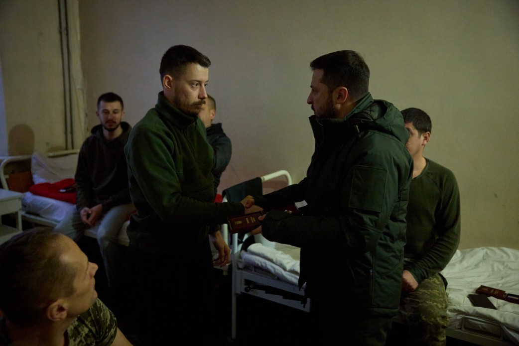 На Донеччині Глава держави відвідав хірургів військового госпіталю та вручив нагороди